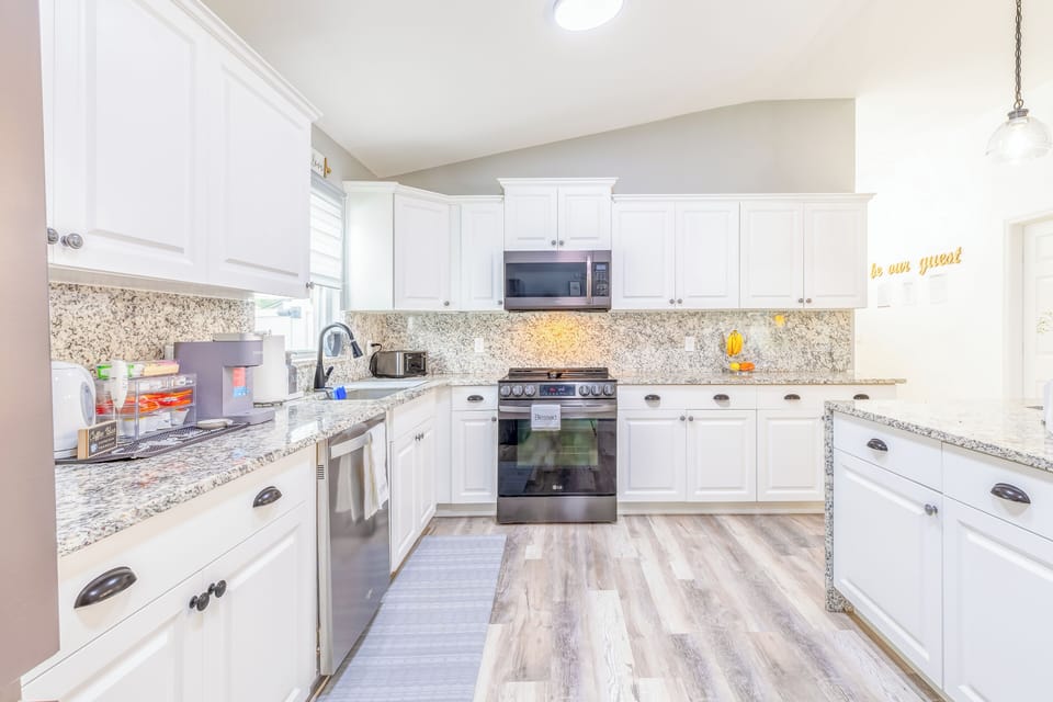 Kitchen comes fully equipped to make your favorite meals.