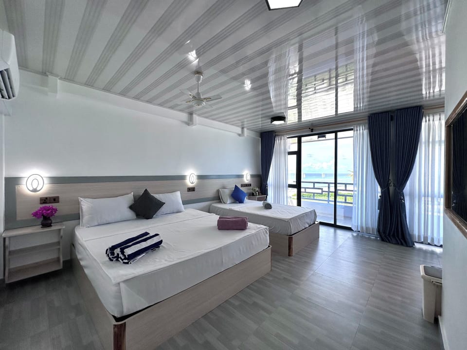 Deluxe Triple Room | In-room safe, individually decorated, individually furnished, desk
