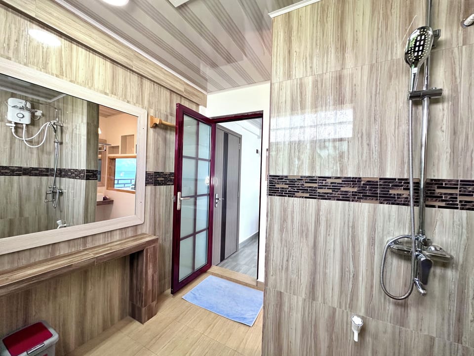Deluxe Triple Room | Bathroom | Shower, rainfall showerhead, hair dryer, bidet