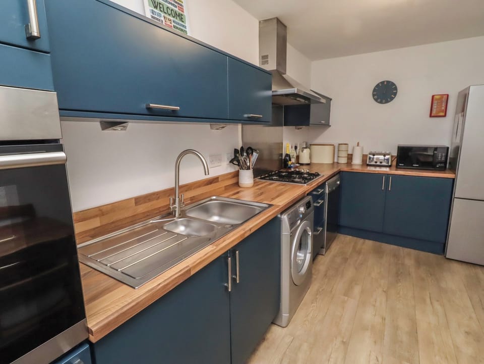 Cottage | Private kitchen | Fridge, dishwasher, electric kettle, toaster