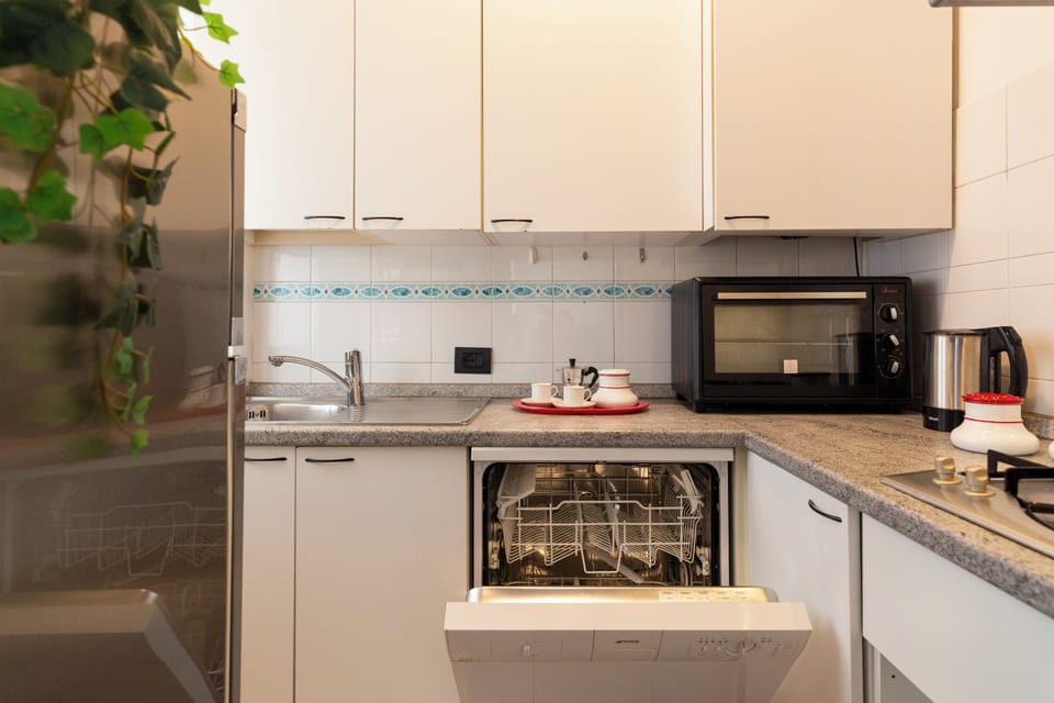 City Studio | Private kitchen | Full-size fridge, stovetop, dishwasher, electric kettle