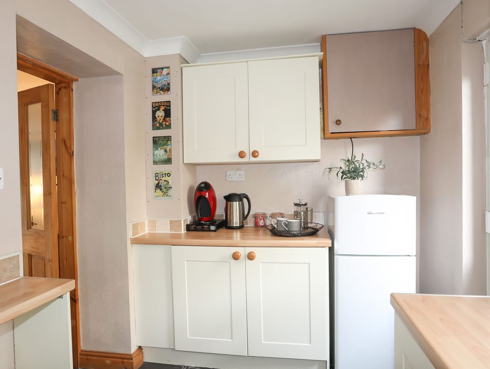 Cottage | Private kitchen | Fridge, dishwasher, electric kettle, toaster
