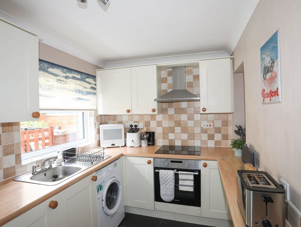 Cottage | Private kitchen | Fridge, dishwasher, electric kettle, toaster