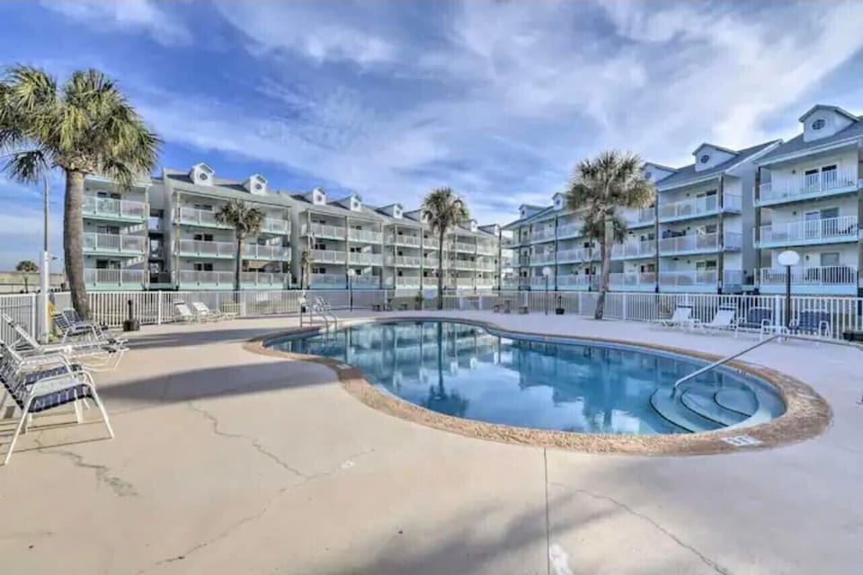 Pool & Lagoon front