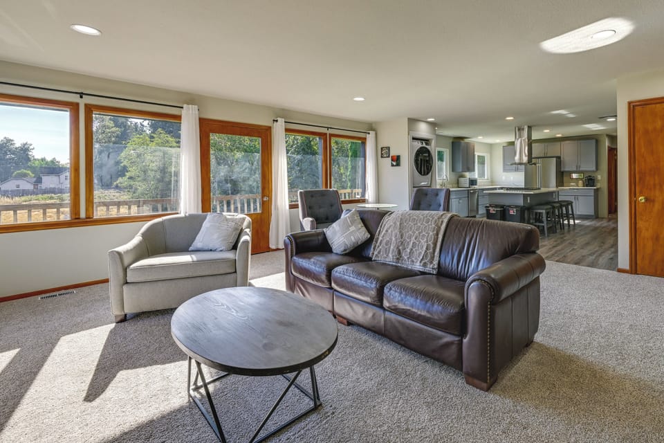 Living Room | Smart TV | Free WiFi | Central A/C & Heating