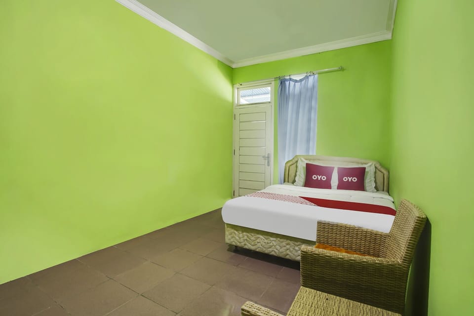 Standard Double Room | Desk, laptop workspace, bed sheets