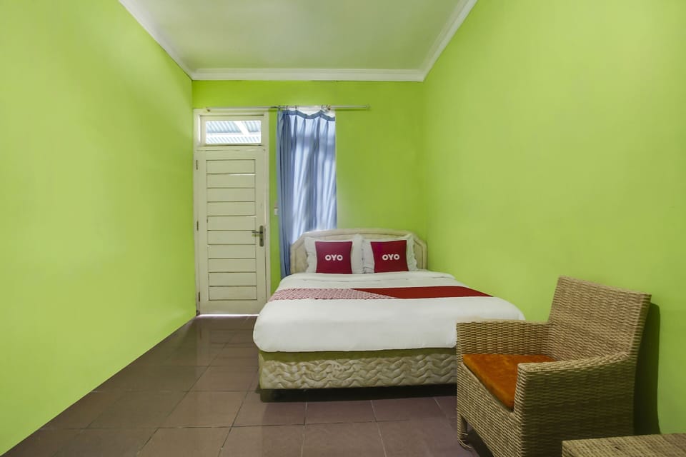 Standard Double Room | Desk, laptop workspace, bed sheets