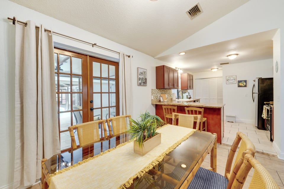 Dining Area | Dishware & Flatware Provided