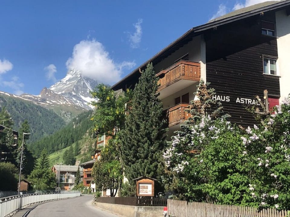 View of the façade with the Matterhorn in the background.