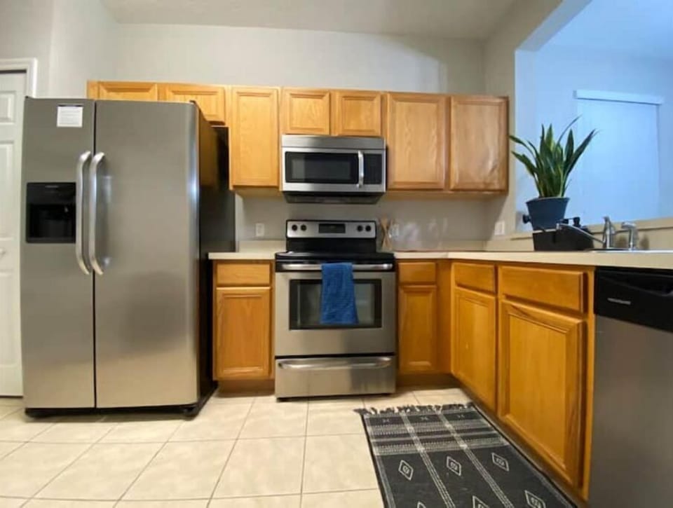 Full kitchen.