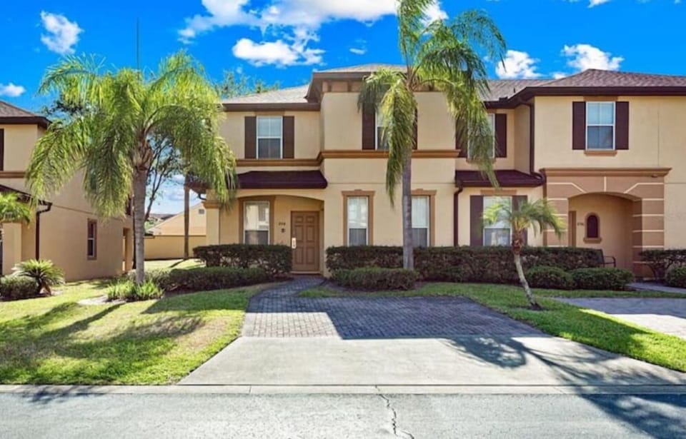 This is a nice end unit. Next to the Resort & Pool area. A short walk away!