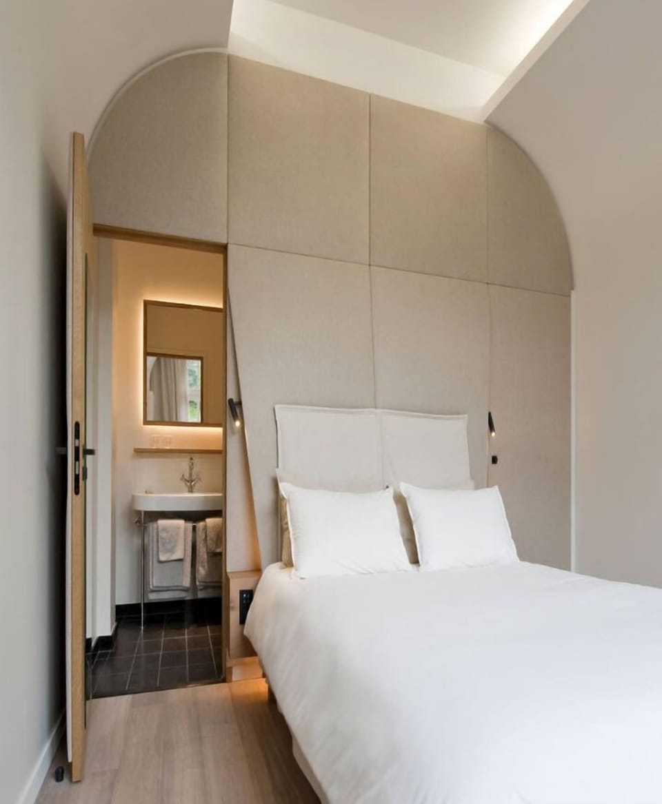 Room, 1 Queen Bed (Jardin) | Premium bedding, pillowtop beds, in-room safe, desk