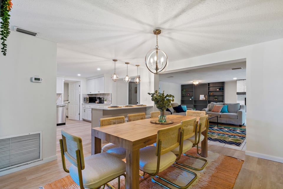 Recently upgraded with new dining chairs, new pictures coming.