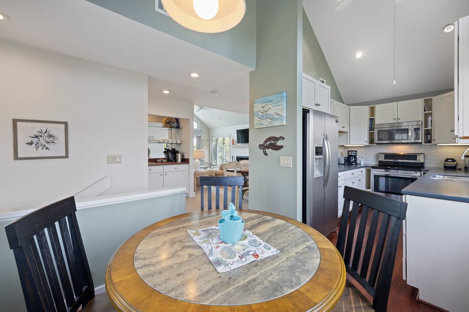 Eat In Kitchen Table - Seats 4 Guests
