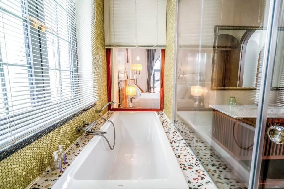 Deluxe Double Room, 1 Queen Bed, Bathtub | In-room safe, individually decorated, individually furnished, desk