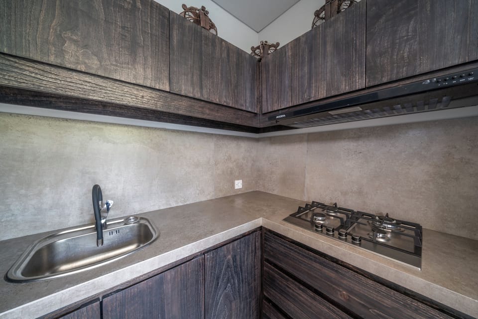 Deluxe Villa | Private kitchen | Fridge, stovetop, cookware/dishes/utensils