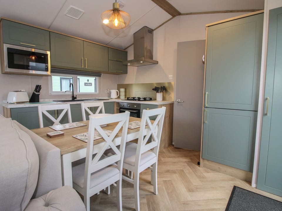 Cottage | Private kitchen | Fridge, electric kettle, toaster, cookware/dishes/utensils