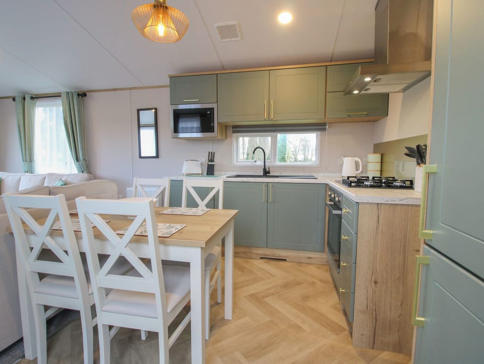 Cottage | Private kitchen | Fridge, electric kettle, toaster, cookware/dishes/utensils