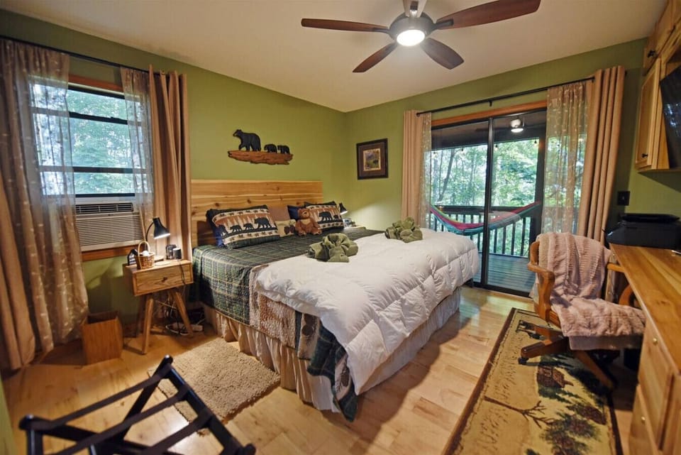 Pet Friendly,Blairsville GA Cabin Rental with Outdoor Living Area with Hot Tub