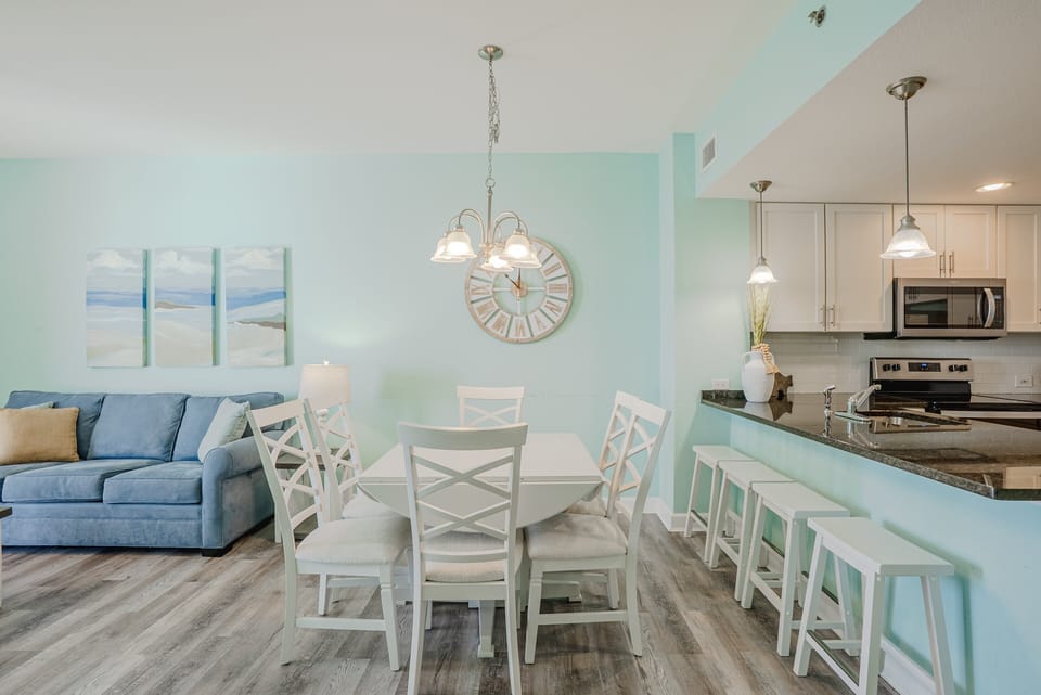 Dining Area - table can be adjusted to seat 4 or 6