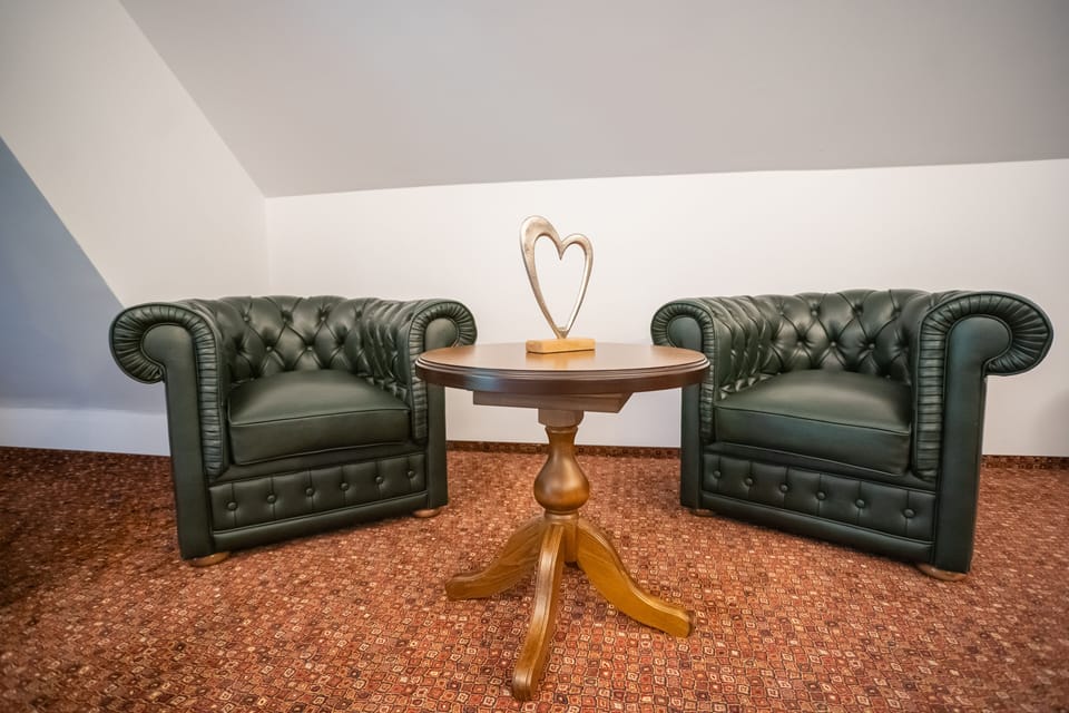 Elite Studio | Individually decorated, individually furnished, desk, laptop workspace