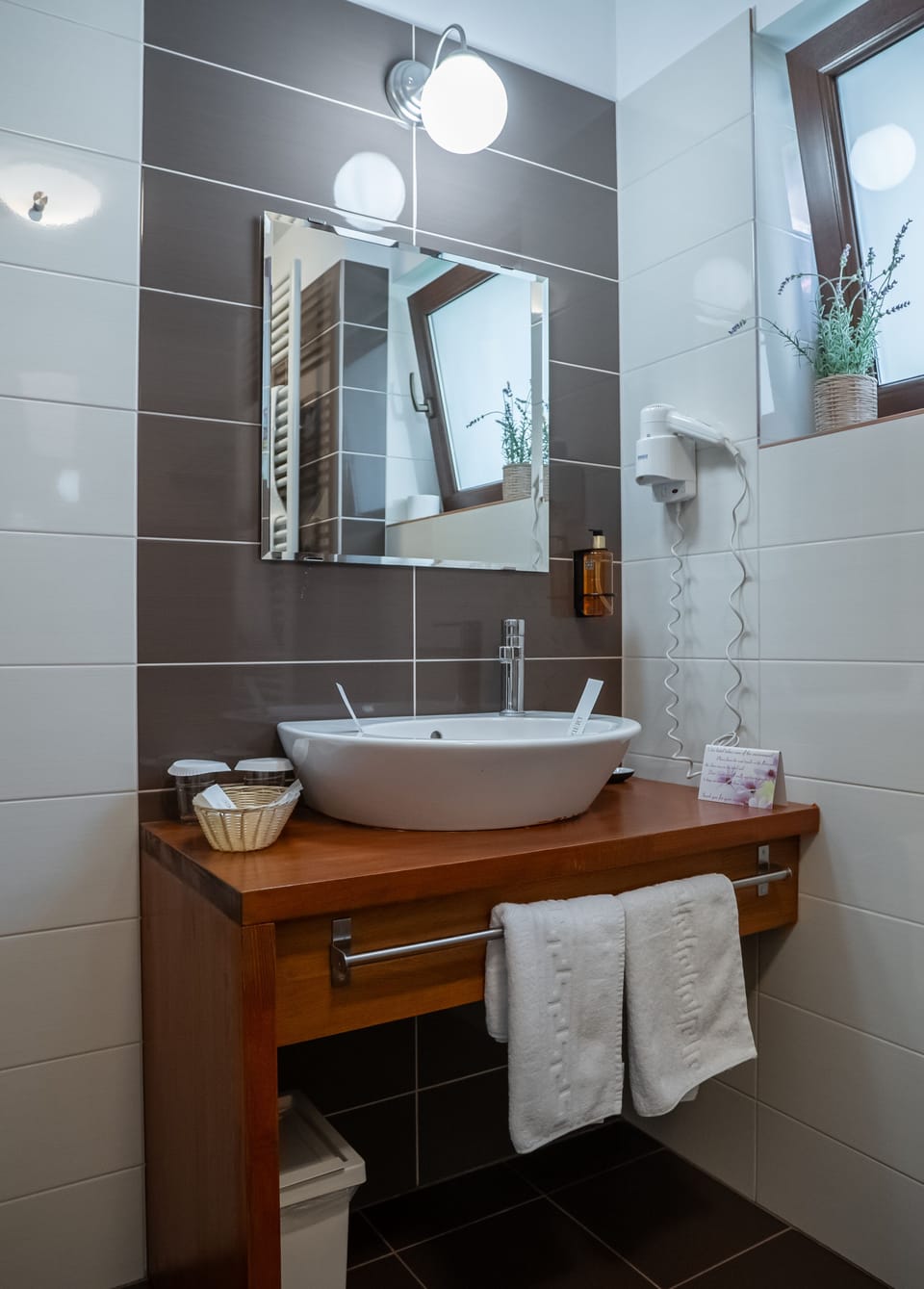 Deluxe Double Room | Bathroom | Hair dryer, slippers, towels