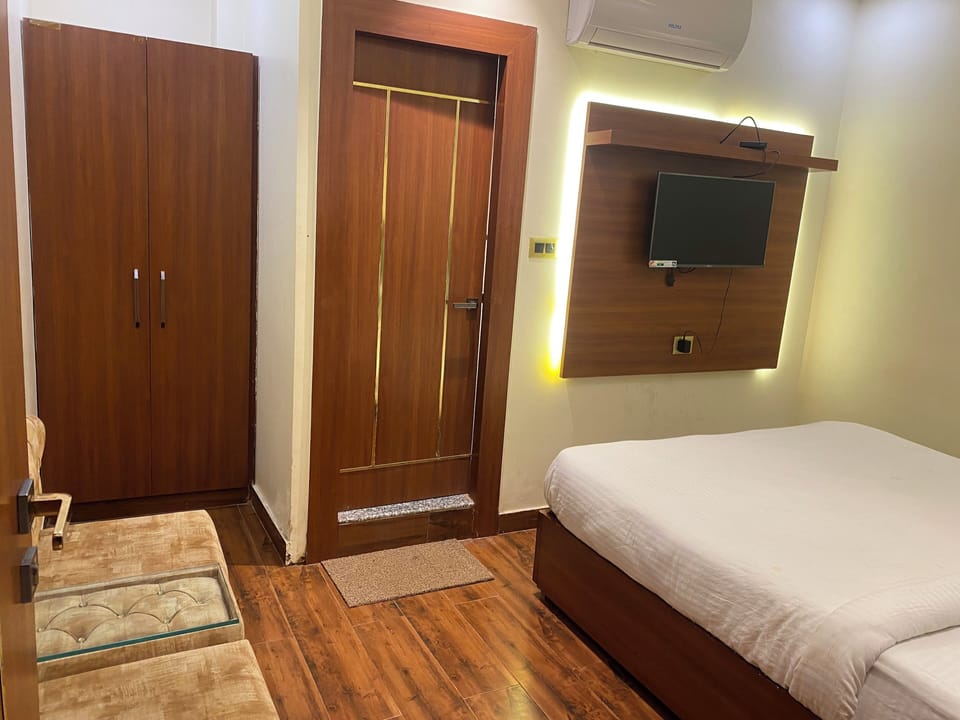 Egyptian cotton sheets, premium bedding, pillowtop beds, in-room safe
