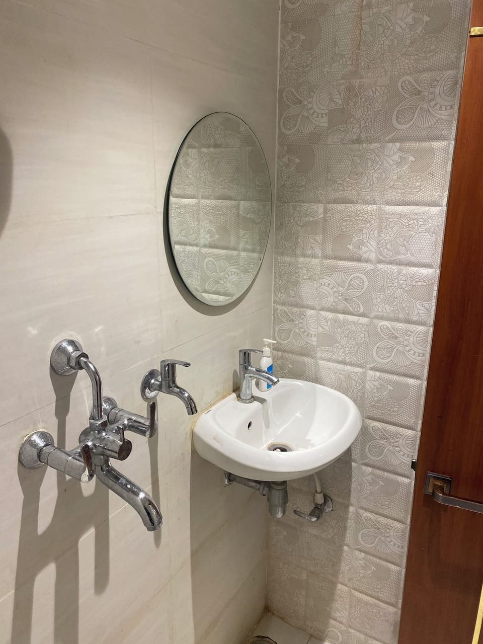 Rainfall showerhead, towels