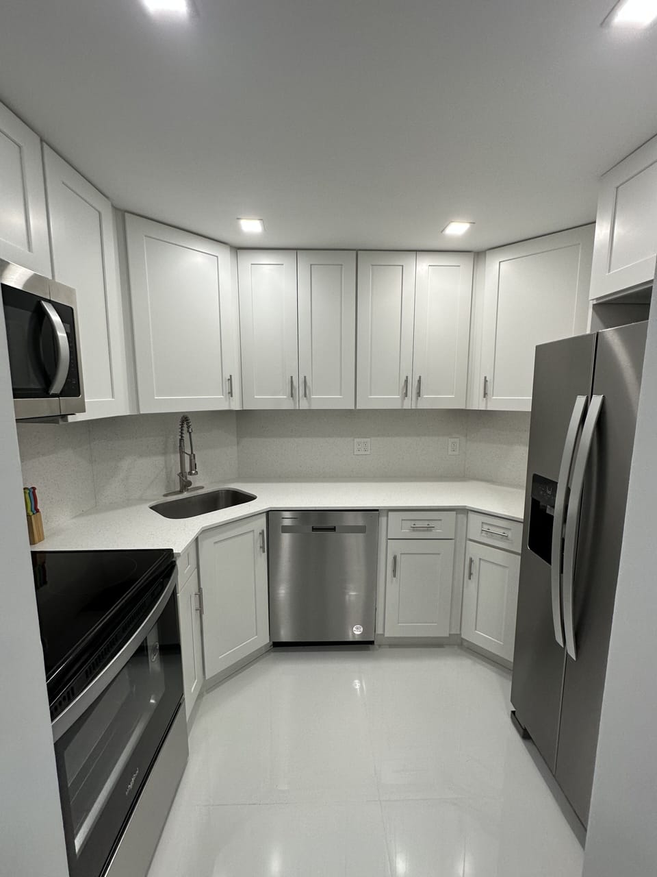 Full Kitchen with microwave, toaster, blender, oven, stove