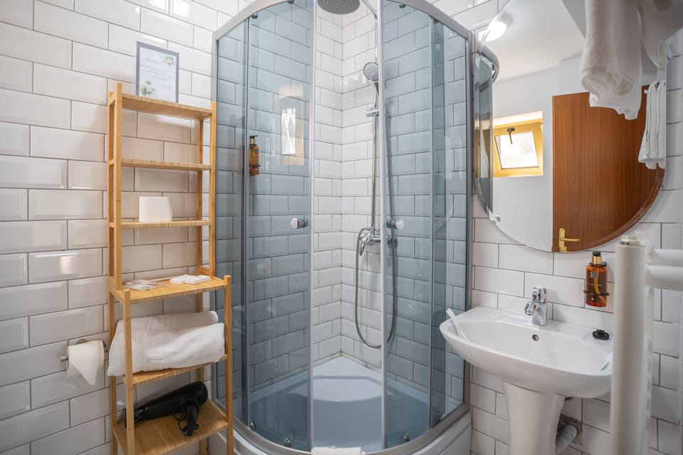 Standard Suite | Bathroom | Combined shower/tub, hair dryer, slippers, towels