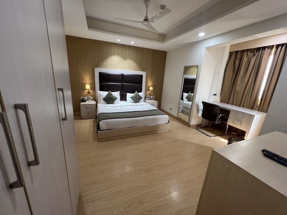Suite Room | Desk, laptop workspace, blackout drapes, soundproofing
