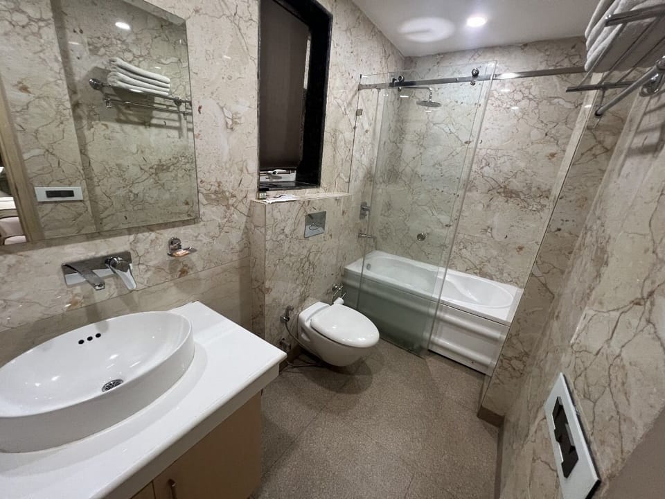 Semi Suite | Bathroom | Shower, free toiletries, bidet, towels