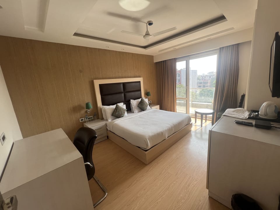 Super Deluxe Room | Desk, laptop workspace, blackout drapes, soundproofing