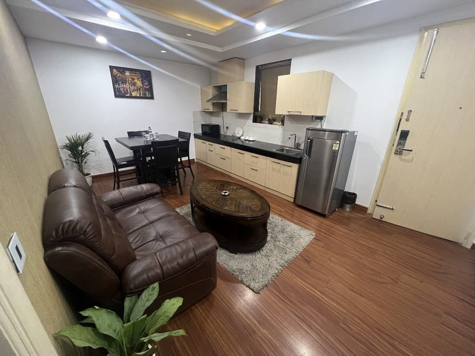Suite Room | Living area | 32-inch flat-screen TV with cable channels