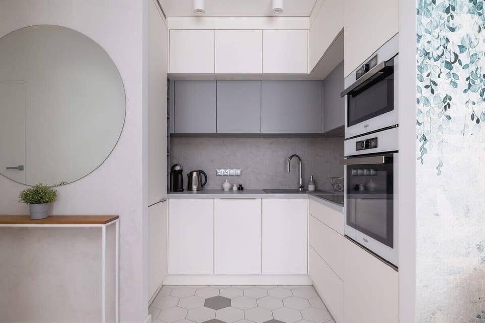 Kitchenette with plenty of kitchen utensils and dishes. 