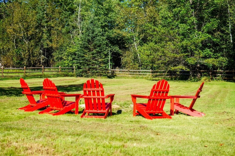 Enjoy s’mores and starry nights around the outdoor fire pit while sitting in Trex Adirondack chairs.