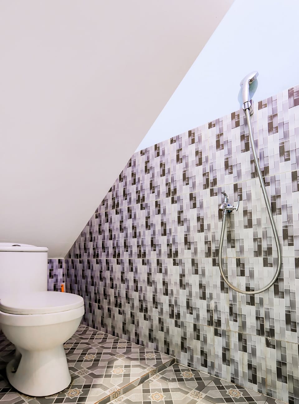 Standard Double Room | Bathroom | Shower, towels