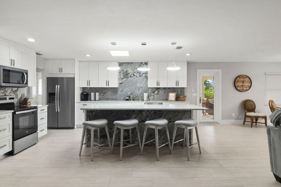 Cook, chat, and sip wine in this fully stocked chef’s kitchen