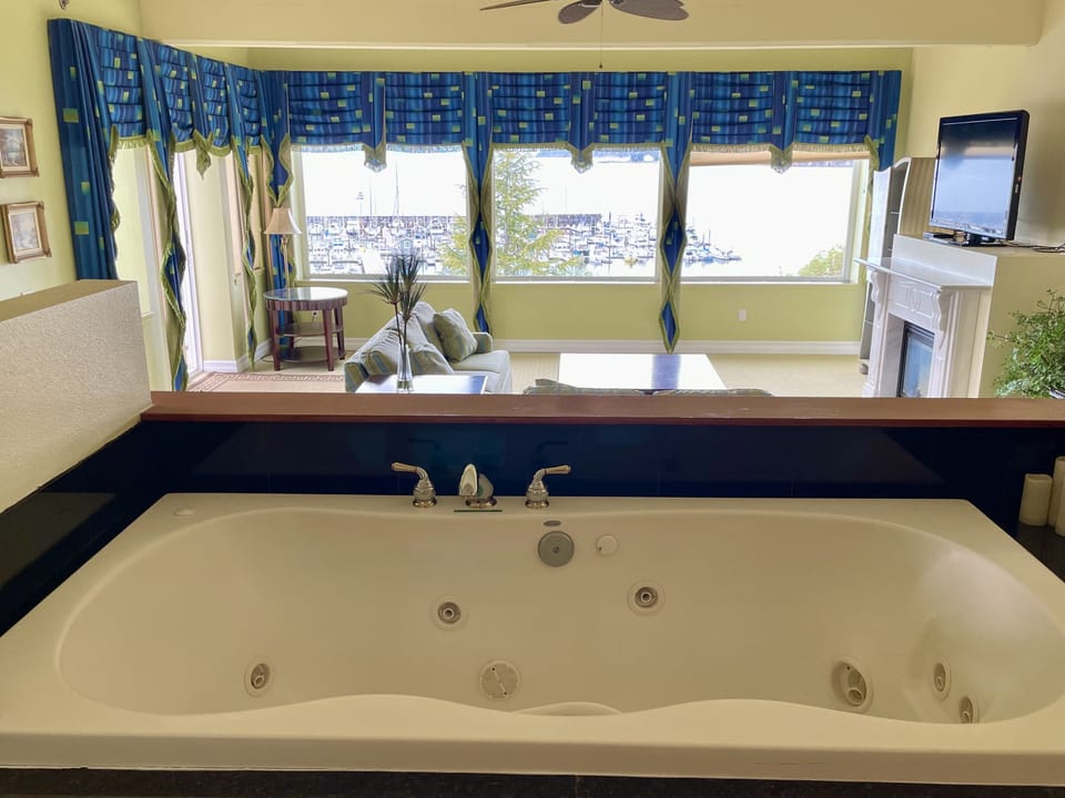 Executive Suite, 1 King Bed, Jetted Tub, Bay View | Jetted tub