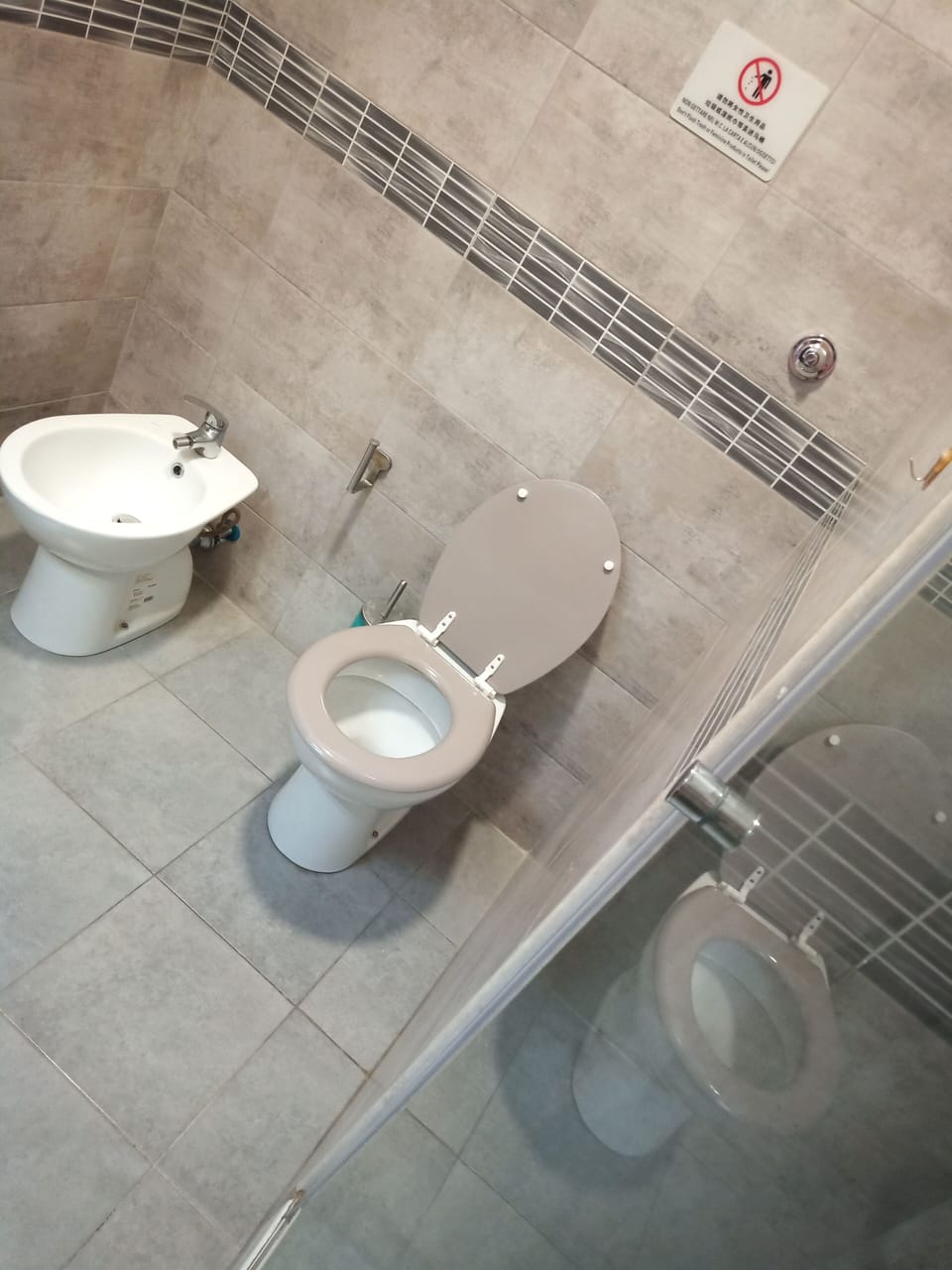 Basic Room | Bathroom | Shower, rainfall showerhead, hair dryer, bidet