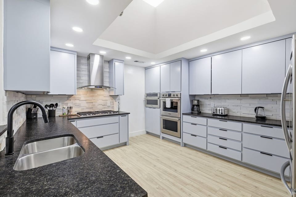 This top-of-the-line fully equipped kitchen will serenade any chef’s heart with its spacious layout and high-end appliances!