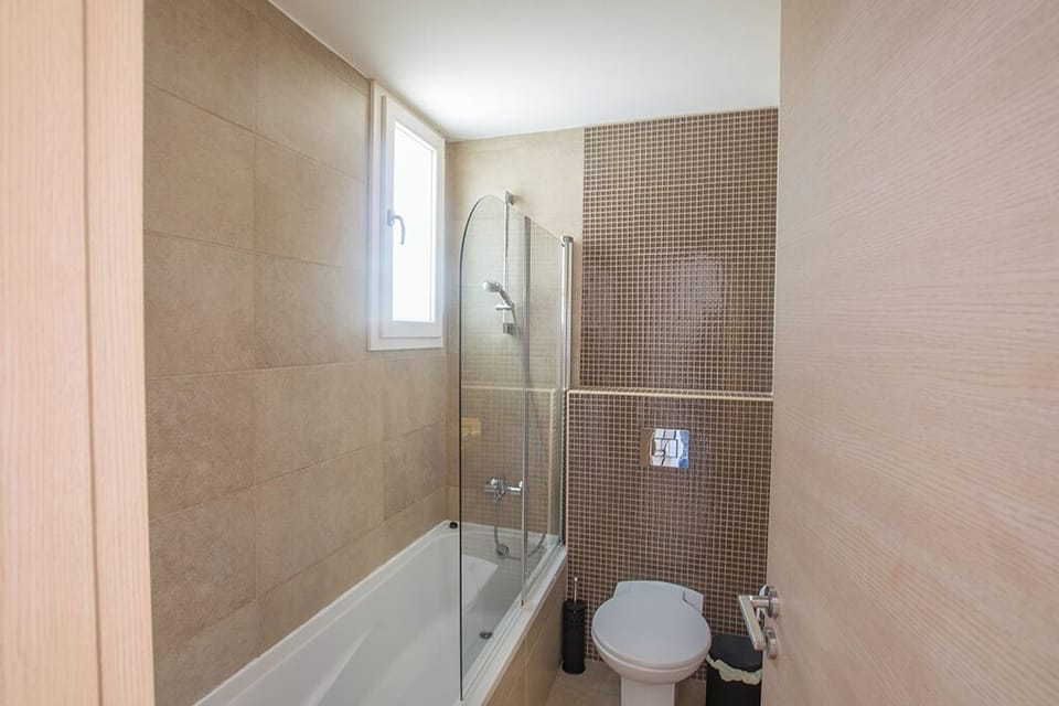 Main Bathroom with bathtub, overhead shower and WC