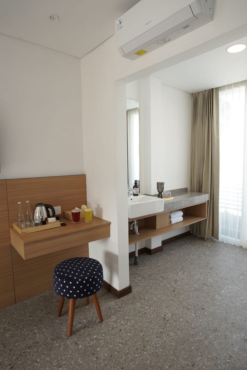 Desk, laptop workspace, free WiFi
