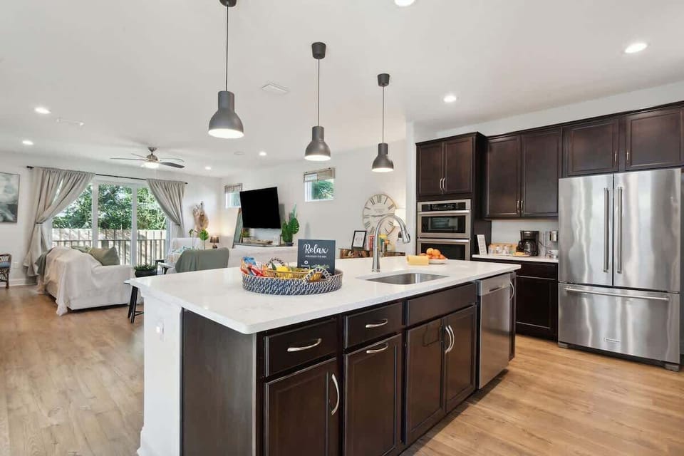 Big modern and fully equipped kitchen with spacious central island ideal to prepare big meals while bonding with family and friends.