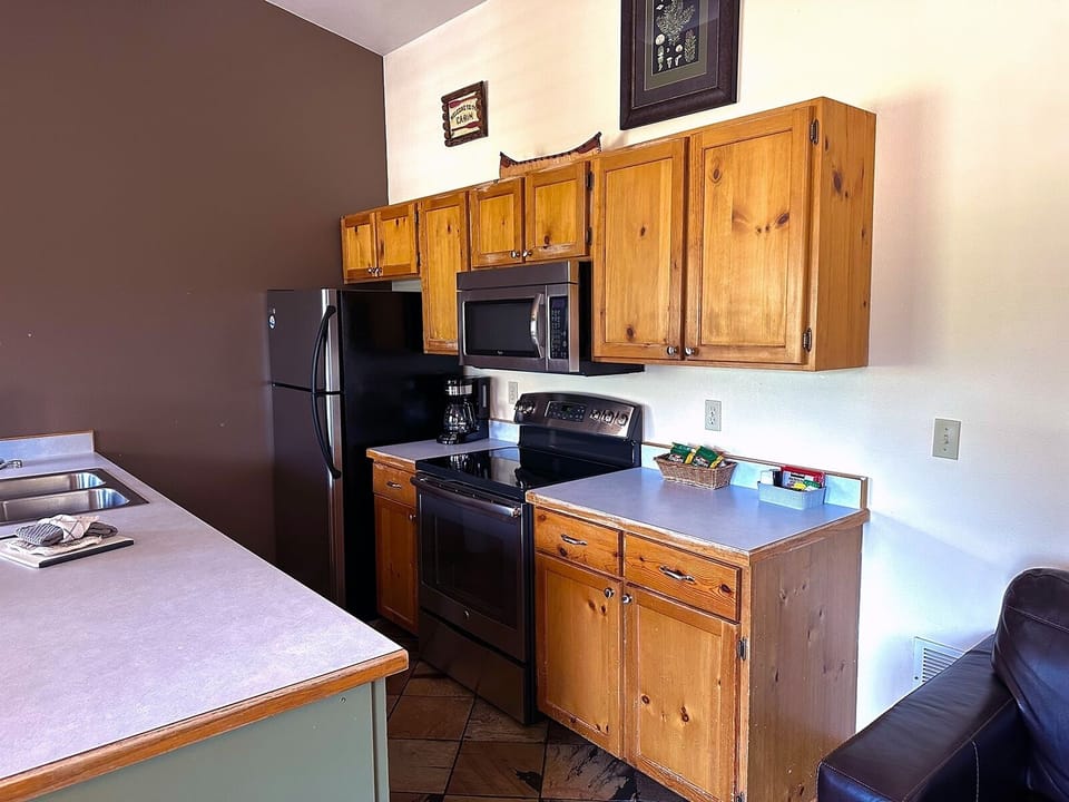 Cabin, 2 Bedrooms | Private kitchen | Fridge, oven, coffee/tea maker, toaster