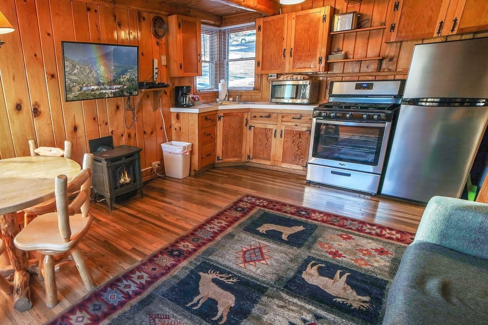 Cabin, 1 Bedroom | Private kitchen | Fridge, oven, coffee/tea maker, toaster