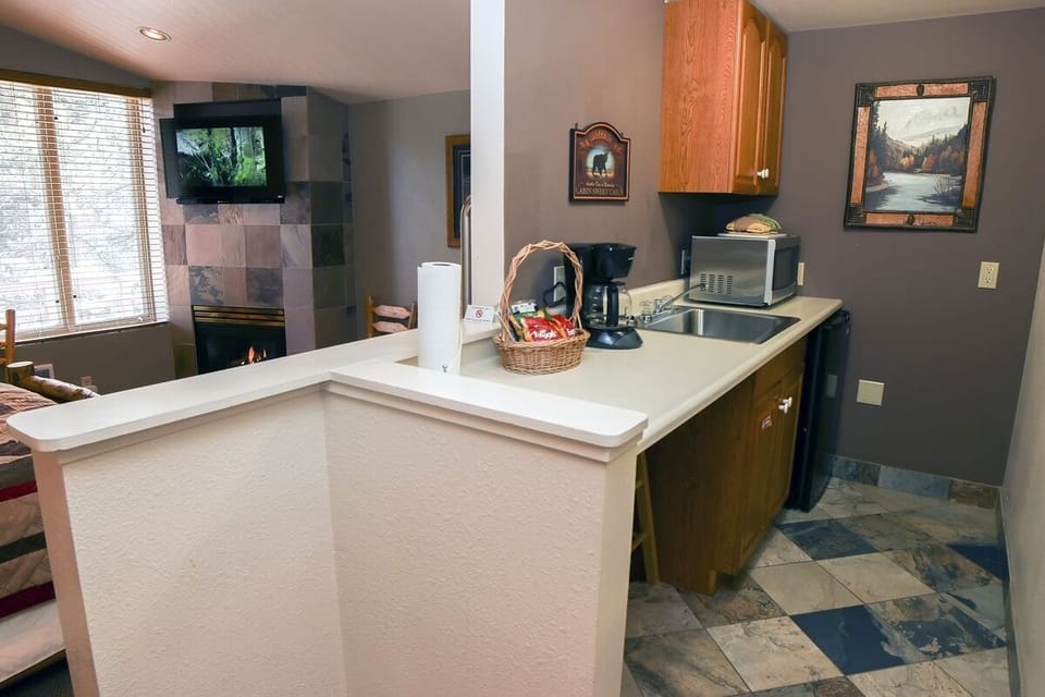 Studio | Private kitchen | Fridge, coffee/tea maker, toaster