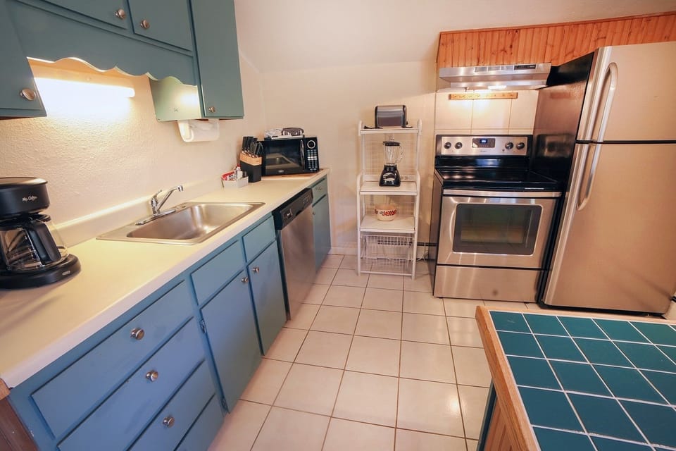 Condo, 3 Bedrooms | Private kitchen | Fridge, oven, coffee/tea maker, toaster
