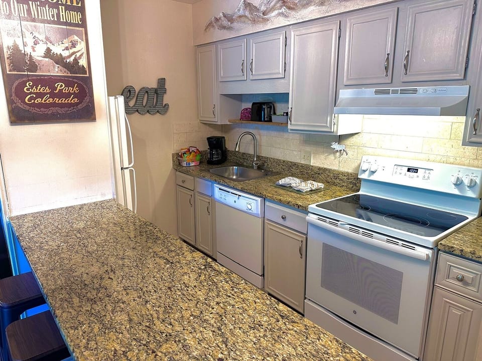 Condo, 1 Bedroom | Private kitchen | Fridge, oven, coffee/tea maker, toaster