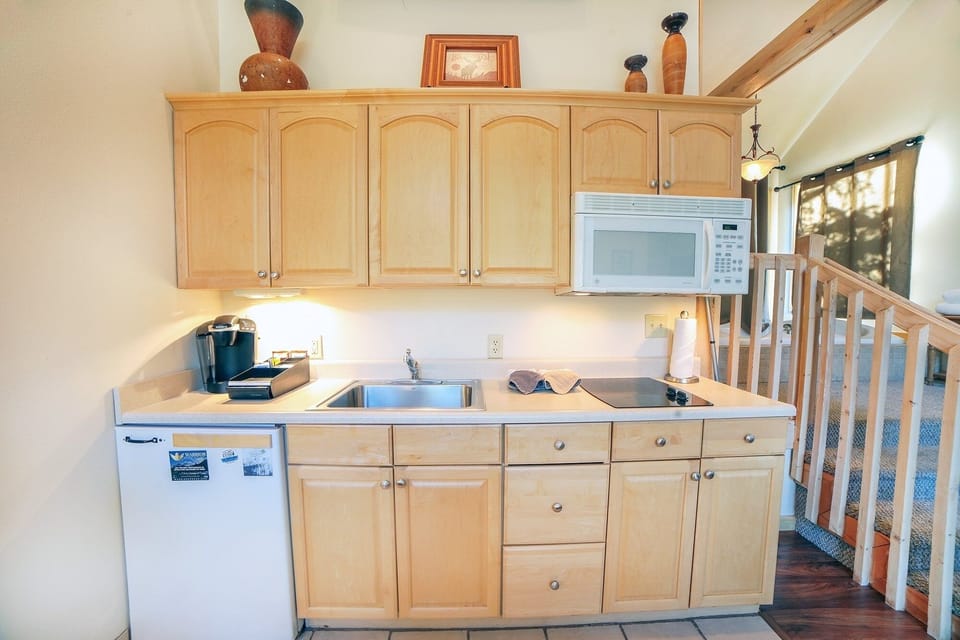 Studio | Private kitchen | Microwave, coffee/tea maker, toaster